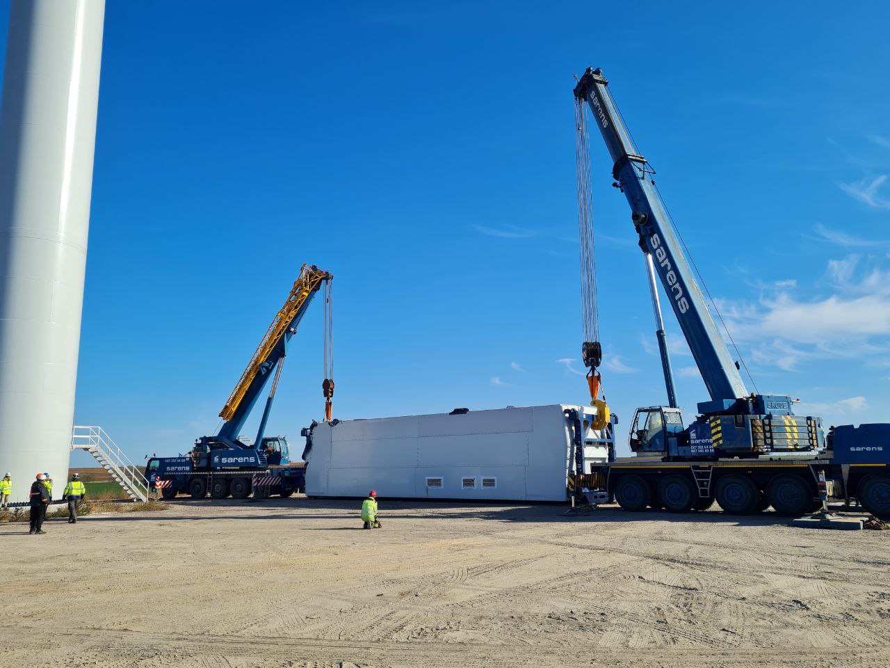 Розвантаження населі двома кранами-3